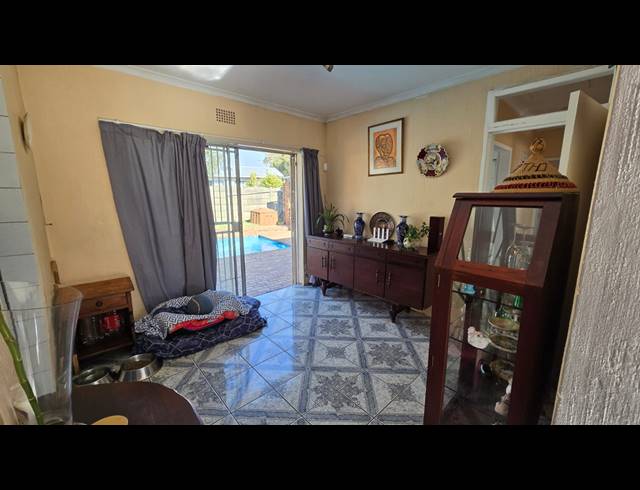 3 BEDROOM FREEHOLD FOR SALE IN BRACKENDOWNS